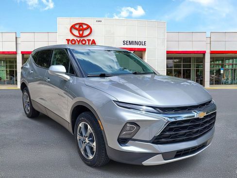 Used 2025 Chevrolet Blazer LT FWD image 2
