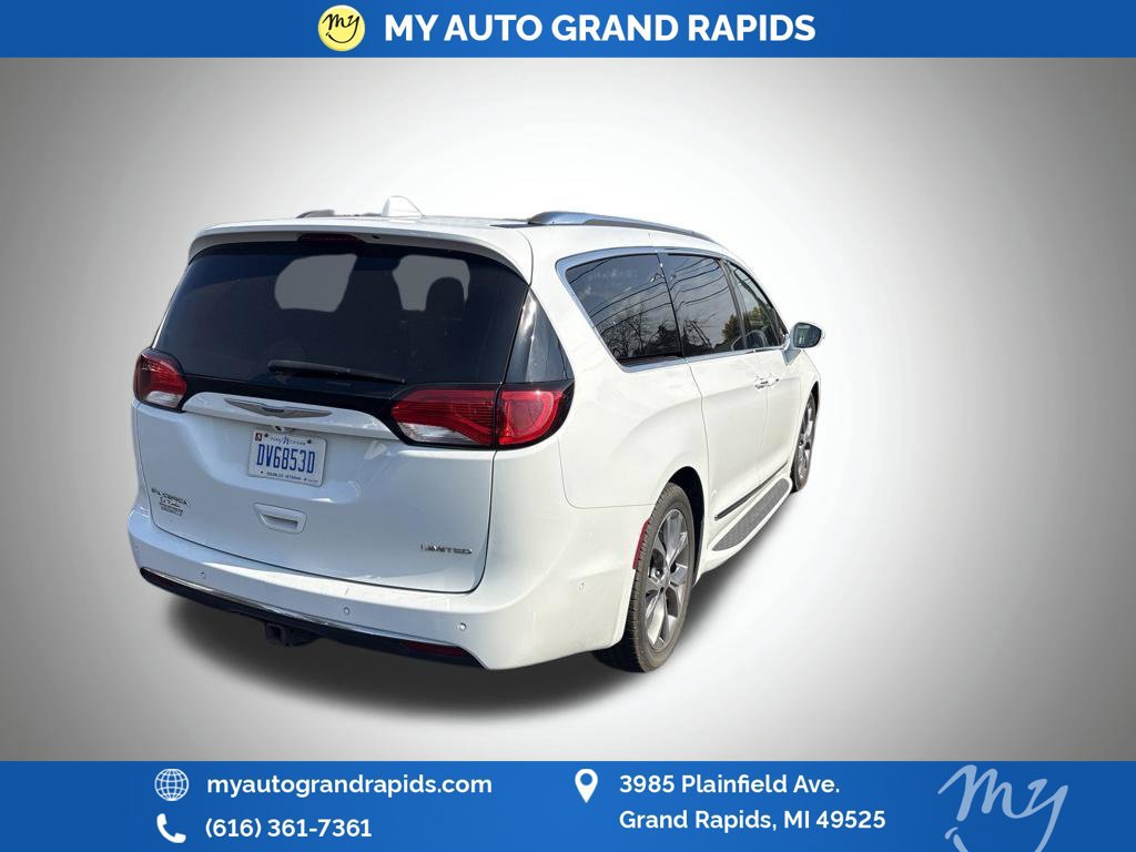 Used 2018 Chrysler Pacifica Limited w/ Tire & Wheel Group FWD image 8