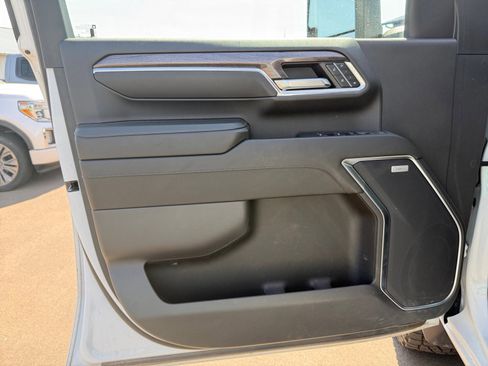 Used 2024 Chevrolet Silverado 2500 LTZ w/ LTZ Convenience Package AWD/4WD image 19