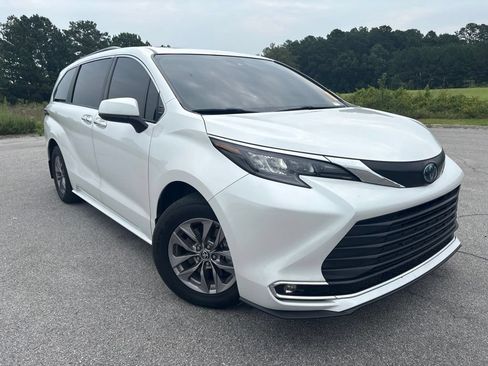 Used 2024 Toyota Sienna XLE FWD image 1