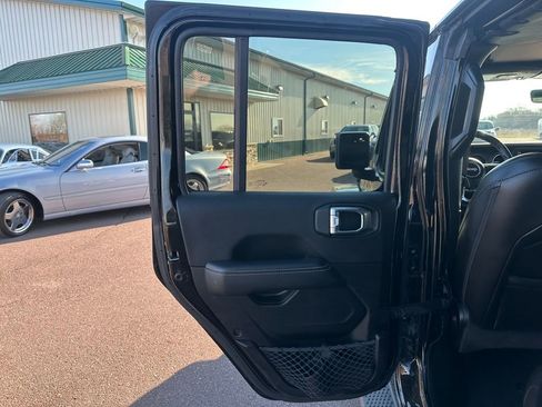 Used 2022 Jeep Wrangler Unlimited Sahara image 21