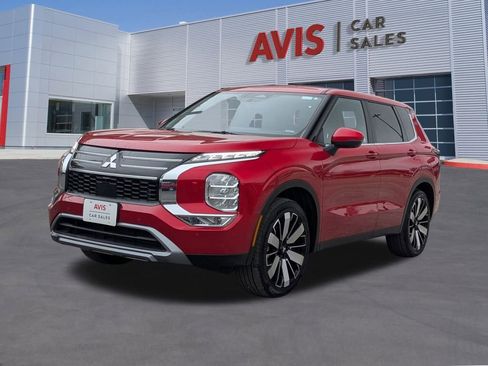 Used 2025 Mitsubishi Outlander SE image 1