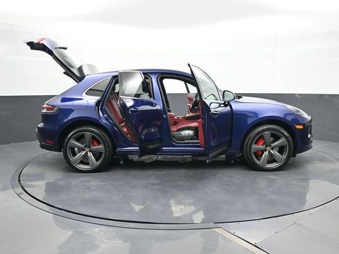 Certified 2025 Porsche Macan S AWD/4WD image 34