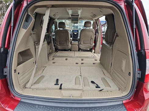 Used 2013 Chrysler Town & Country Touring FWD image 18