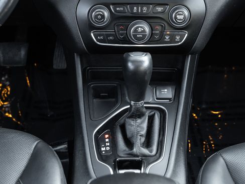 Used 2019 Jeep Cherokee Limited image 16