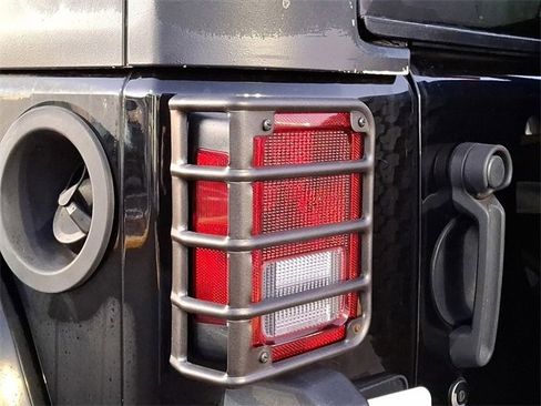 Used 2016 Jeep Wrangler Sahara image 18