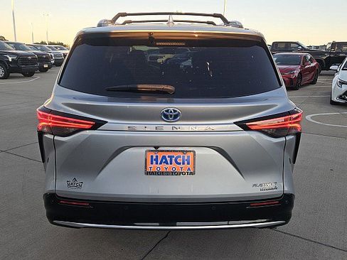 Used 2022 Toyota Sienna Platinum image 6