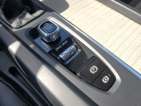 Used 2018 Volvo XC60 T6 Momentum w/ Advanced Package image 23