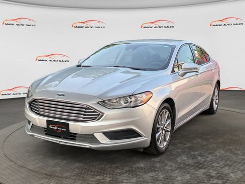 Used 2017 Ford Fusion SE FWD image 1