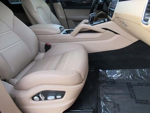 Used 2020 Porsche Cayenne image 9