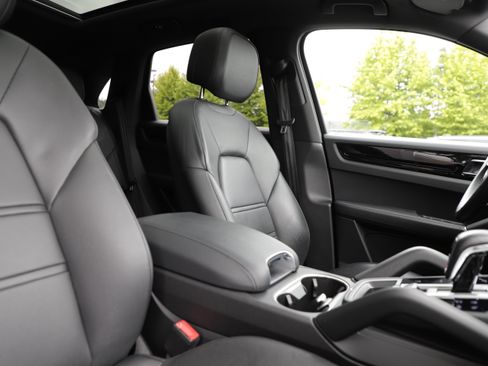 Used 2023 Porsche Cayenne AWD/4WD image 13