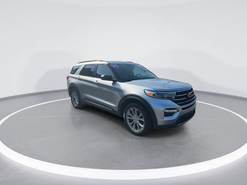 Certified 2021 Ford Explorer XLT w/ Equipment Group 202A RWD image 3