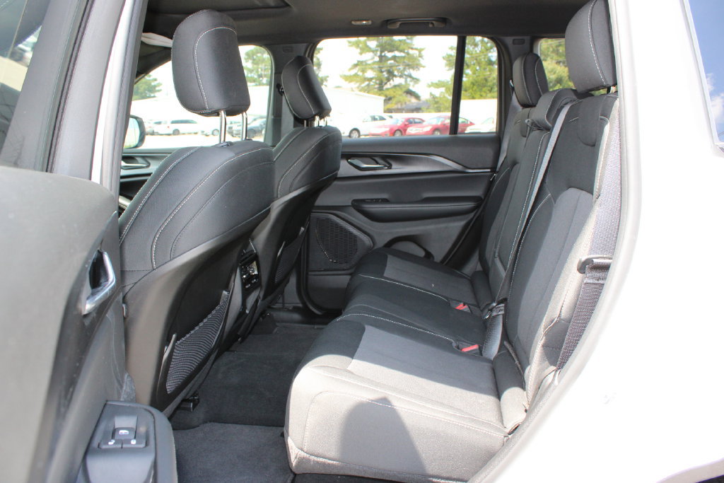 Used 2025 Jeep Grand Cherokee Laredo X RWD image 9
