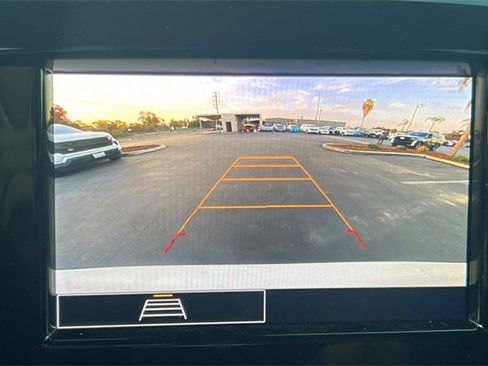 Used 2023 Chevrolet Traverse LT image 27