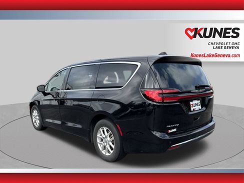 Used 2024 Chrysler Pacifica Touring-L FWD image 8
