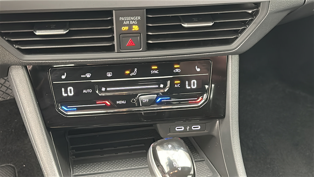 Used 2025 Volkswagen Jetta SE FWD image 17