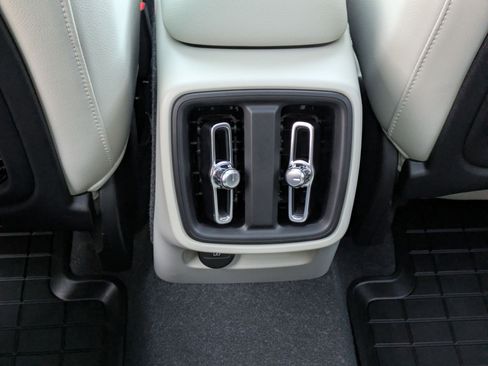 Used 2024 Volvo XC40 B5 Plus w/ Protection Package Premier image 27