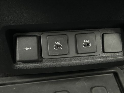 Used 2024 Land Rover Discovery Dynamic SE image 23