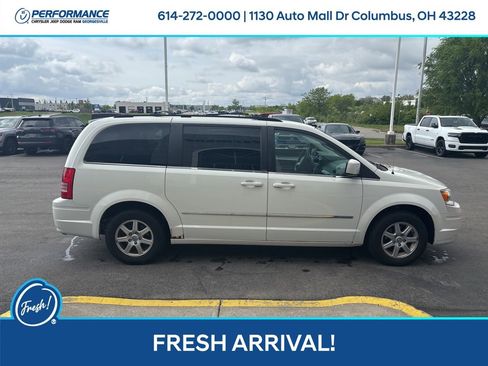 Used 2010 Chrysler Town & Country Touring FWD image 3