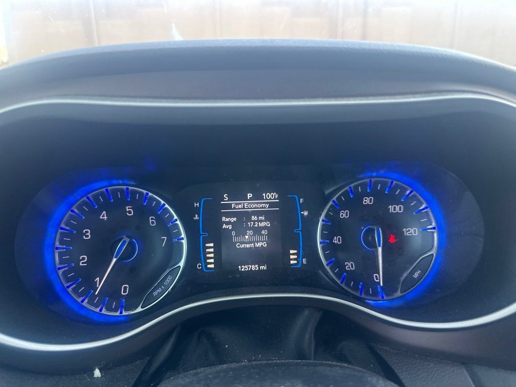 Used 2017 Chrysler Pacifica Touring-L FWD image 5