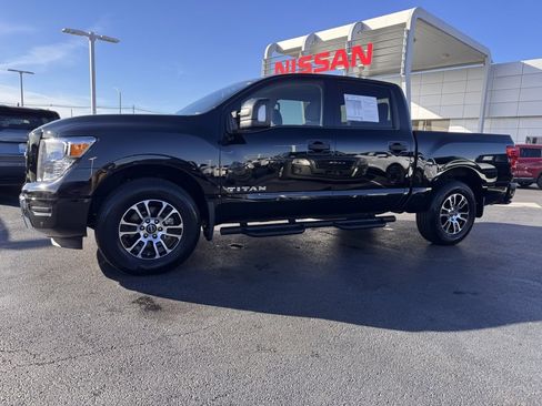 Used 2024 Nissan Titan SV w/ SV Convenience Package image 2