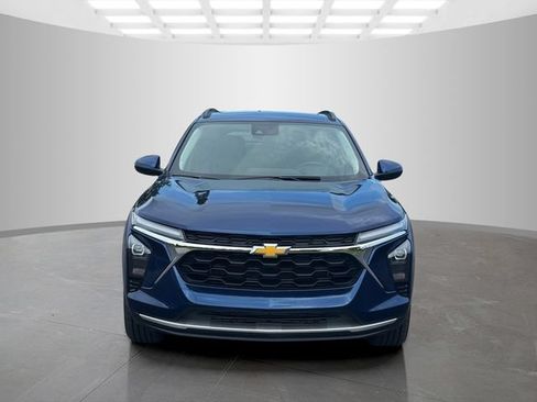 Used 2024 Chevrolet Trax LT w/ Sunroof Package FWD image 2