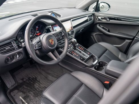 Used 2025 Porsche Macan image 4