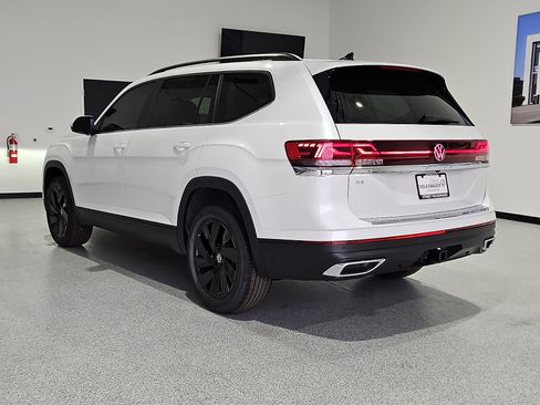 New 2026 Volkswagen Atlas SE FWD image 2