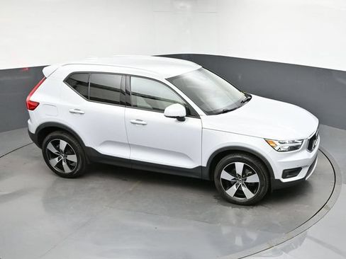 Used 2022 Volvo XC40 T4 Momentum FWD image 18