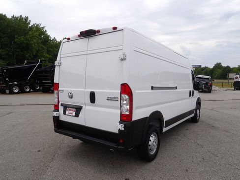 Used 2023 RAM ProMaster 2500 w/ Driver Convenience Group FWD image 7