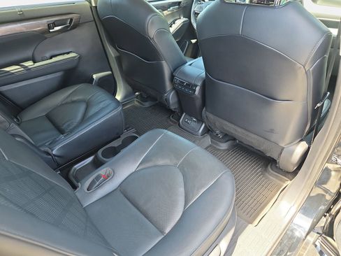 Used 2021 Toyota Highlander Platinum AWD/4WD image 11