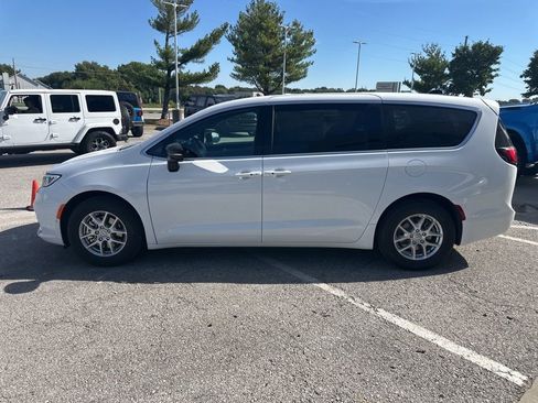 New 2026 Chrysler Pacifica Select image 17