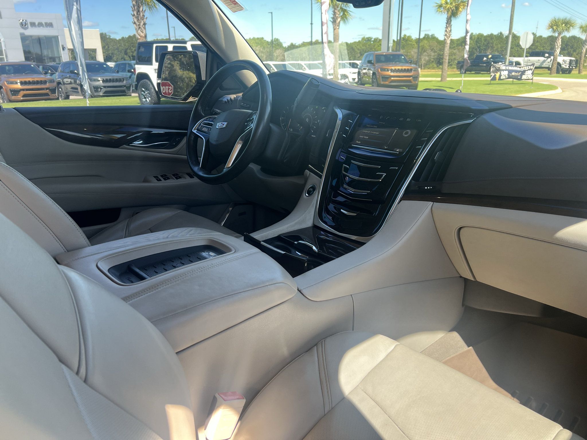 Used 2016 Cadillac Escalade Premium RWD image 18