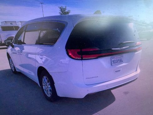 Used 2023 Chrysler Pacifica Touring-L FWD image 5