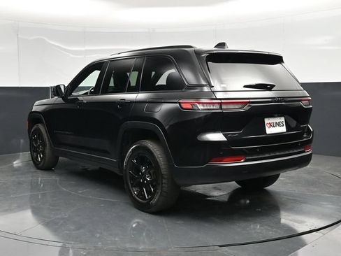 Used 2025 Jeep Grand Cherokee Altitude AWD/4WD image 12