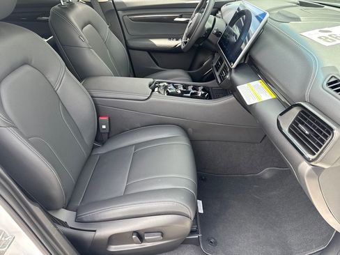 New 2025 VinFast VF 8 Eco AWD/4WD image 12