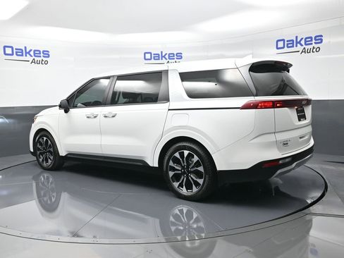 Used 2024 Kia Carnival EX image 6