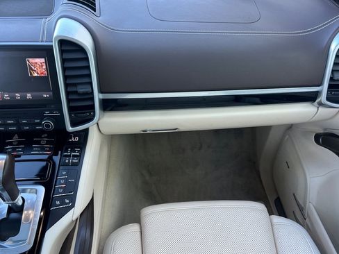 Used 2017 Porsche Cayenne S image 30