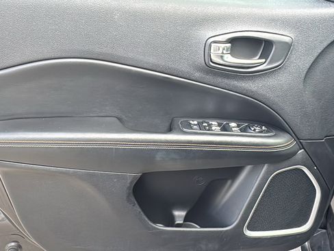 Used 2019 Jeep Compass Latitude image 11