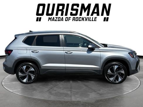 Used 2025 Volkswagen Taos SE w/ Panoramic Sunroof Package image 4