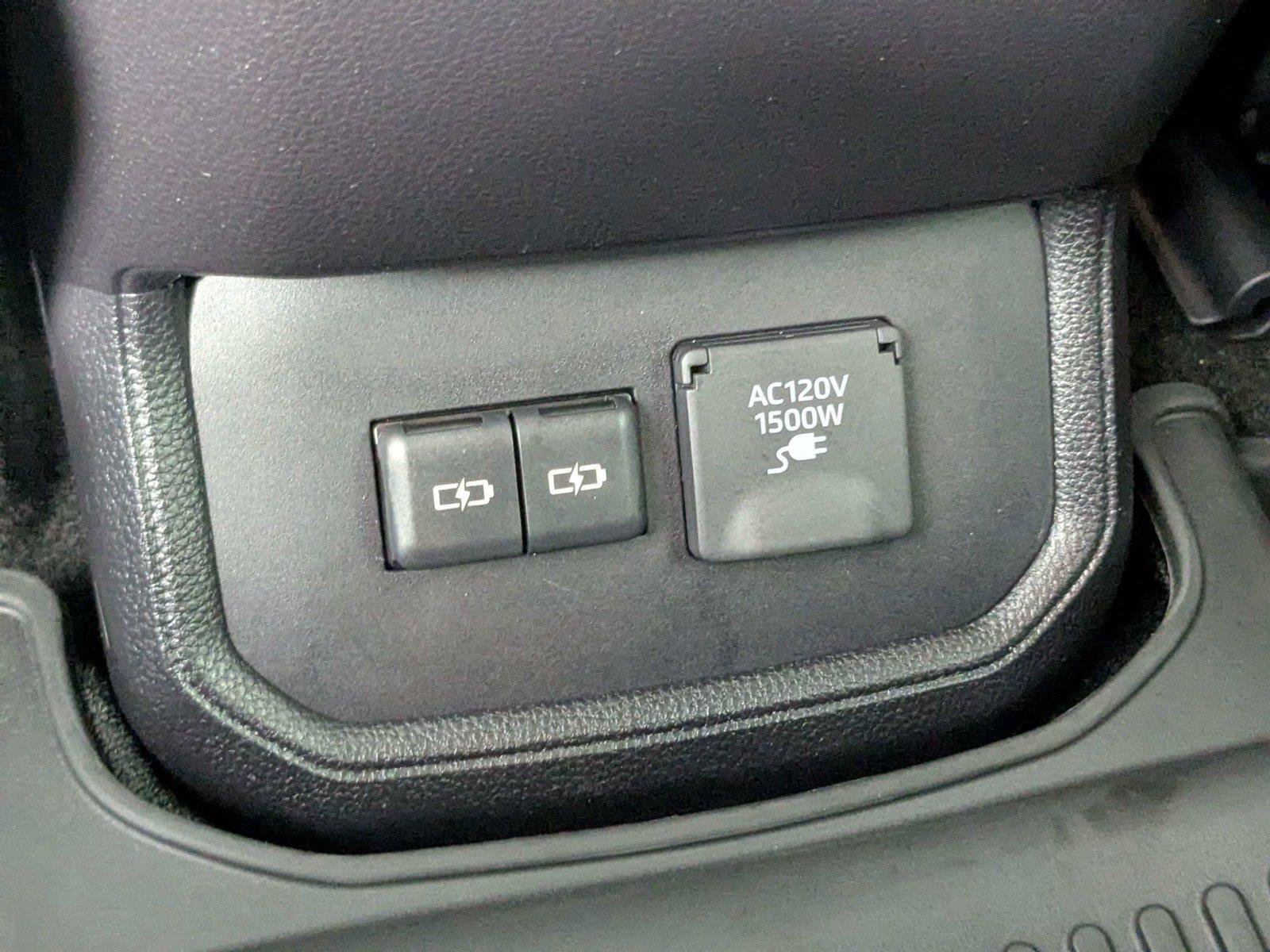 Used 2023 Toyota Highlander Bronze Edition FWD image 39