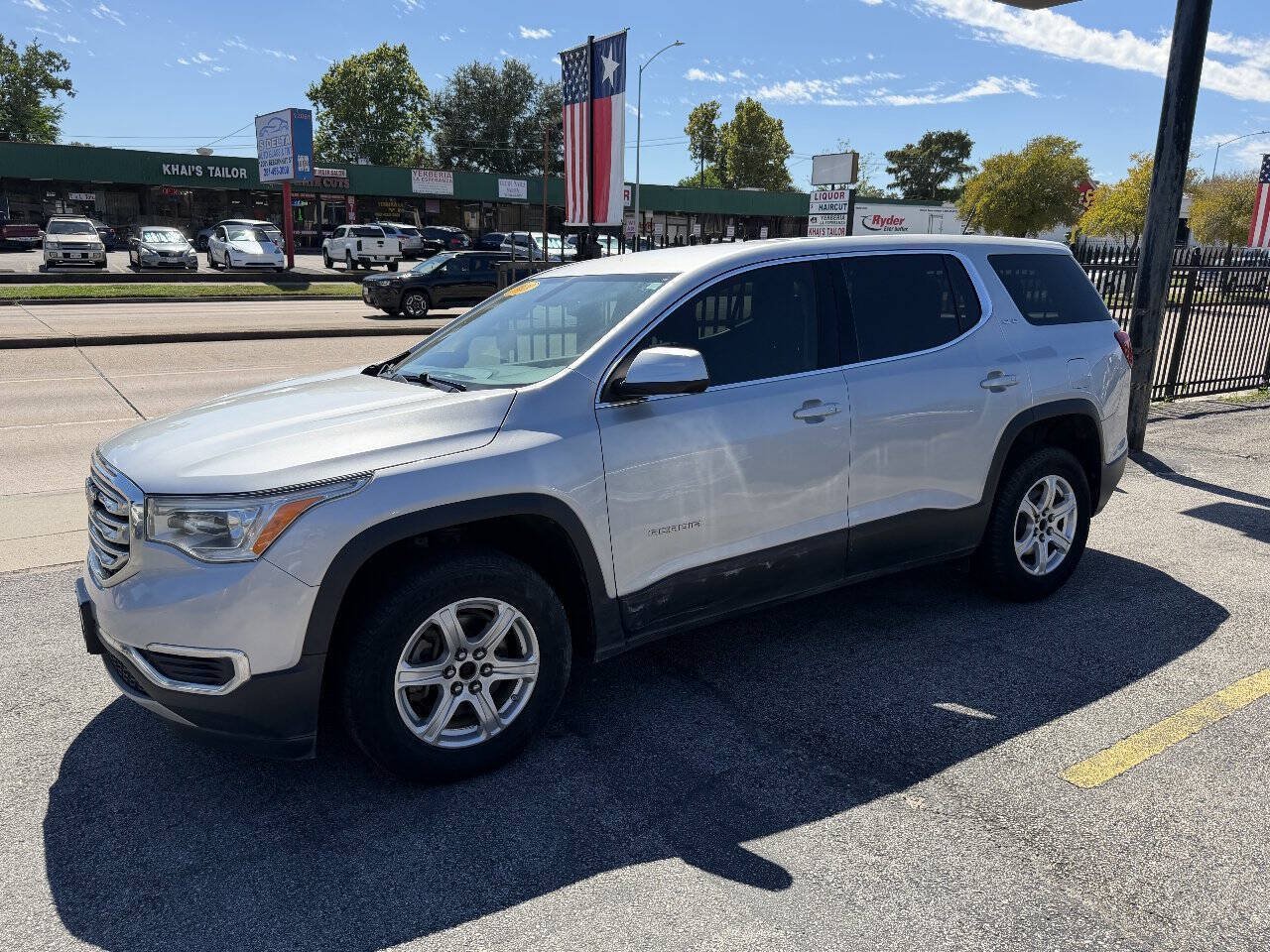 Used 2018 GMC Acadia SLE w/ LPO, Floor Liner Package FWD image 3