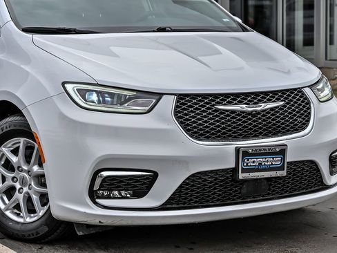 Used 2023 Chrysler Pacifica Touring-L image 2