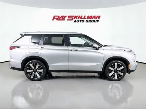 Used 2025 Mitsubishi Outlander SE image 8