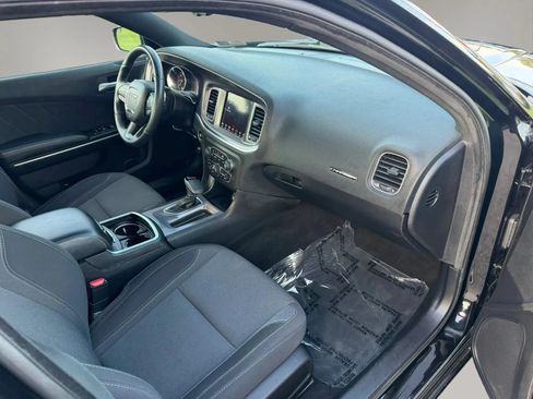 Used 2019 Dodge Charger SXT AWD/4WD image 3
