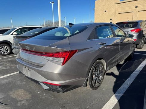 Used 2022 Hyundai Elantra Limited image 2
