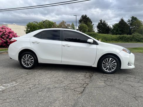 Used 2019 Toyota Corolla LE w/ LE Eco Premium Package FWD image 4