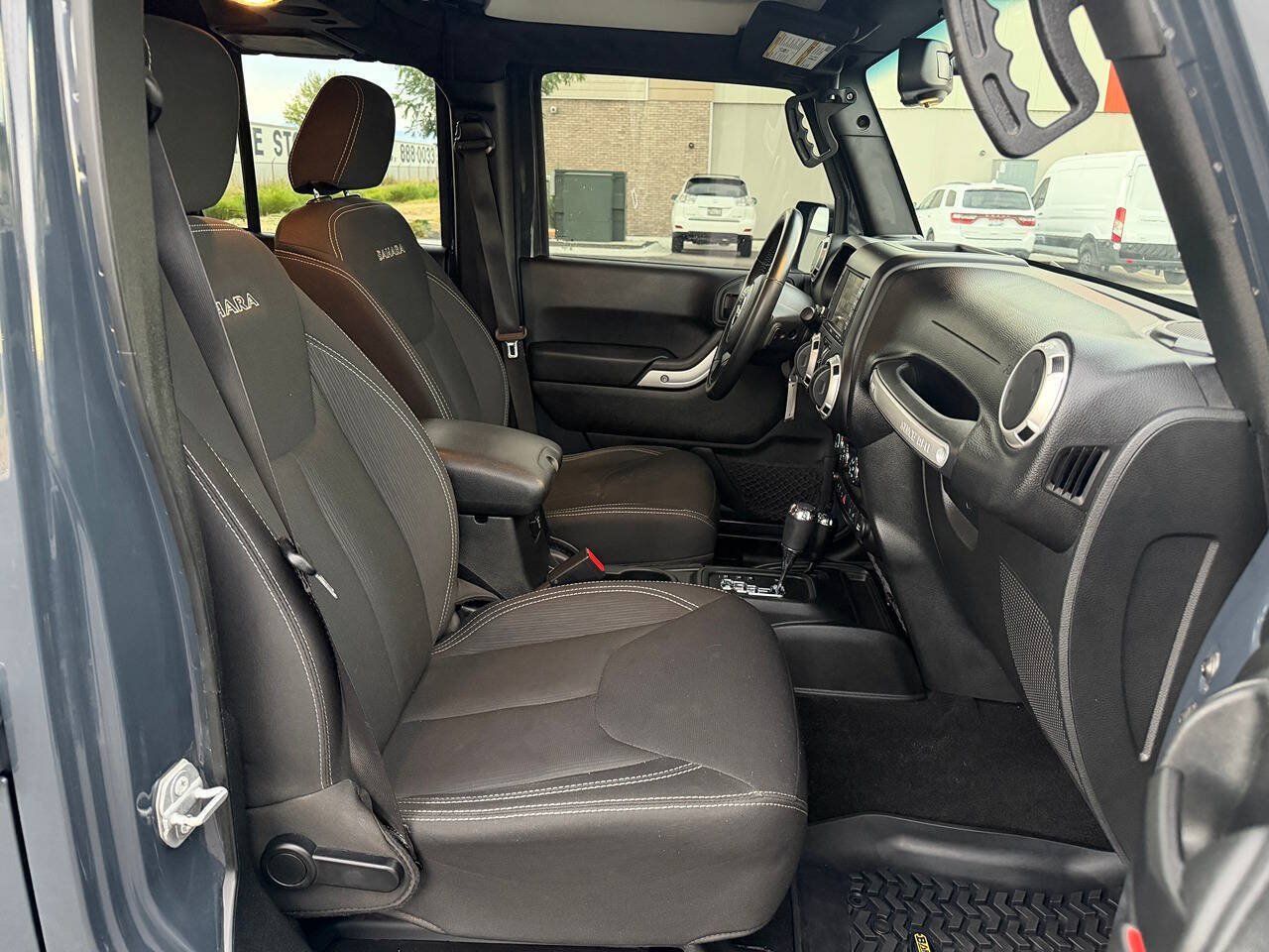 Used 2018 Jeep Wrangler Unlimited Sahara w/ Connectivity Group AWD/4WD image 22