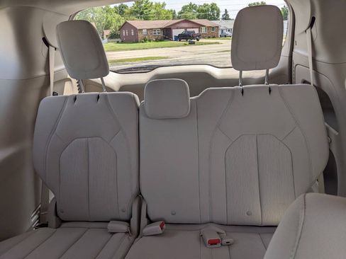 Used 2017 Chrysler Pacifica Touring FWD image 12