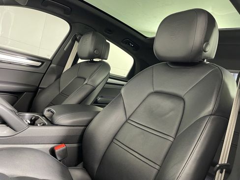 Certified 2023 Porsche Cayenne Platinum Edition image 5